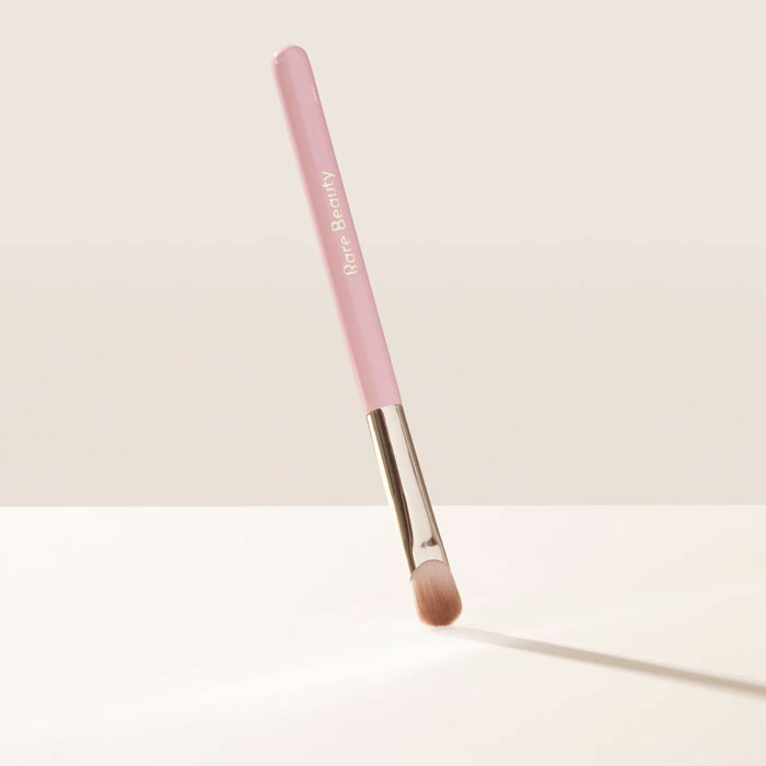 แปรงอายแชโดว์ Rare Beauty Stay Vulnerable All - Over Eye Shadow Brush