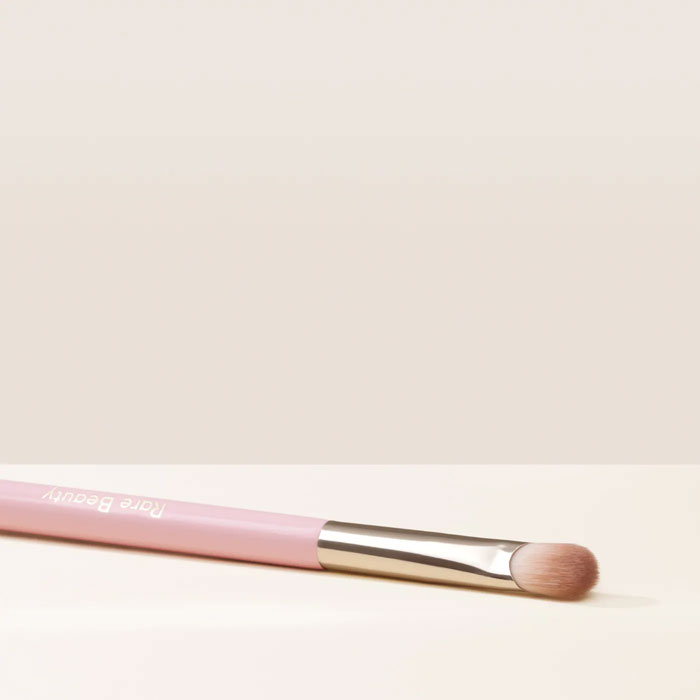 แปรงอายแชโดว์ Rare Beauty Stay Vulnerable All - Over Eye Shadow Brush