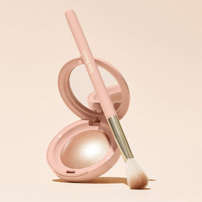 แปรงปัดไฮไลท์ Rare Beauty Positive Light Precision Highlighter Brush