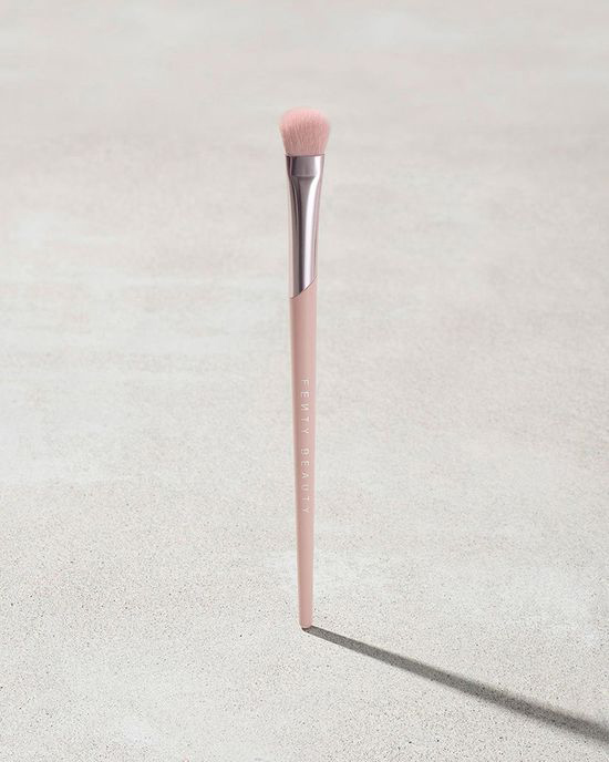 แปรงแต่งตา Fenty Beauty All-Over Eyeshadow Brush 200