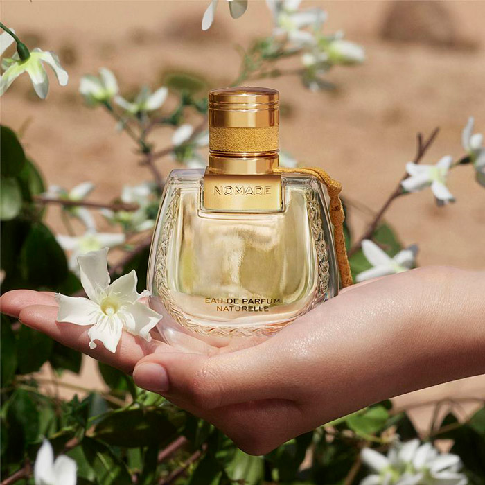 chloé nomade eau de parfum naturelle น้ำหอม โคลเอ้ กลิ่นหอมใหม่บริสุทธิ์จากธรรมชาติ ด้วยกลิ่นหอมของทุ่งดอกมะลิ บรรจบกับกลิ่นอ่อนโยนจากอินทผลัม โดยมีไออุ่นของวานิลลาจากมาดากัสการ์และแซนดัลวู้ดผสานความลงตัวชวนให้หลงใหล