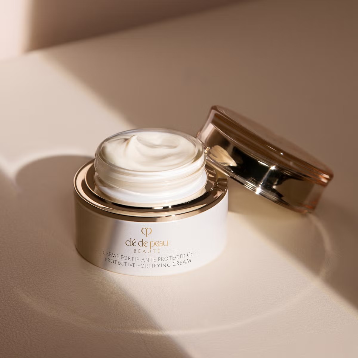 ครีมบำรุงผิวหน้าสำหรับกลางวัน Cle De Peau Beaute Protective Fortifying Cream
