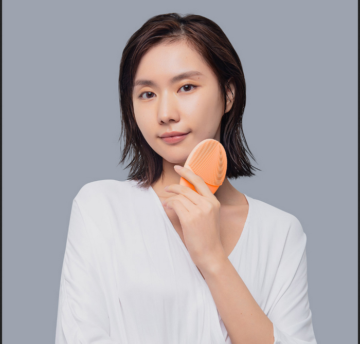 เครื่องล้างหน้าสำหรับผิวสมดุล FOREO LUNA™ 4 Balanced Skin 2 In 1 Smart Facial Cleansing & Firming Device