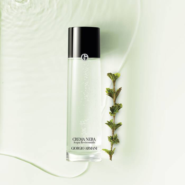 Giorgio Armani Crema Nera Acqua Reviscentalis Brightening & Exfoliating Essence