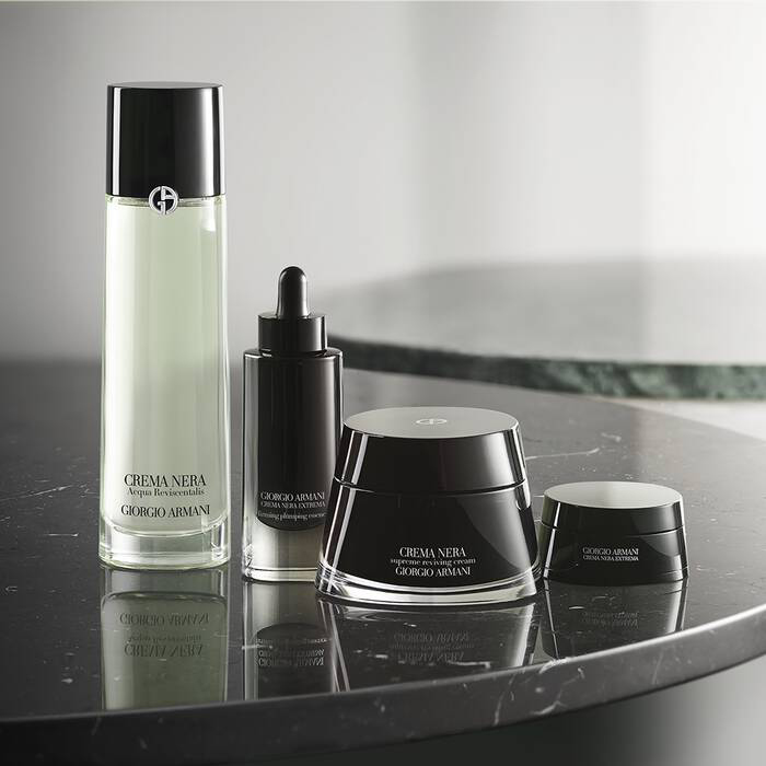 Giorgio Armani Crema Nera Acqua Reviscentalis Brightening & Exfoliating Essence