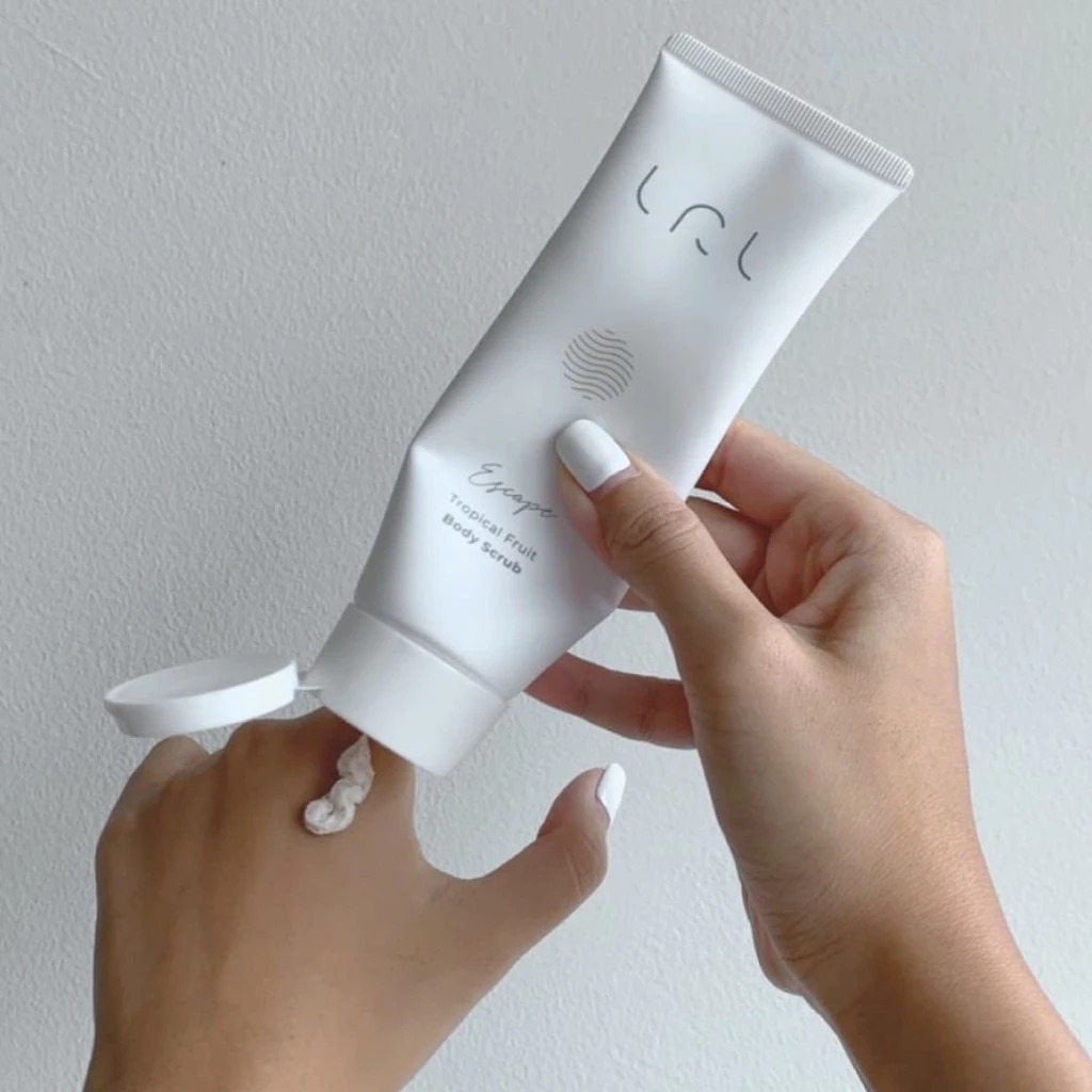 สครับผิว lrl escape tropical fruit body scrub