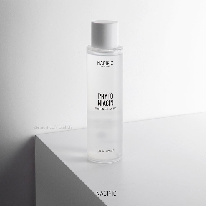 Nacific Phyto Niacin Whitening Toner โทนเนอร์ที่ช่วยดูแลผิวที่หมองคล้ำ สีผิวไม่สม่ำเสมอ เนื้อสัมผัสแบบน้ำ เบาบาง ให้สัมผัสสดชื่น