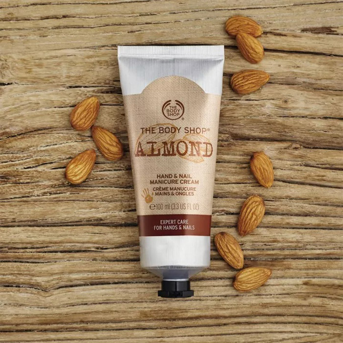 THE BODY SHOP Almond Hand & Nail Cream แฮนด์ครีม ถนอมผิวมือให้เนียนนุ่ม สุขภาพดีในทุกๆ วัน และบำรุงเล็บให้แข็งแรง