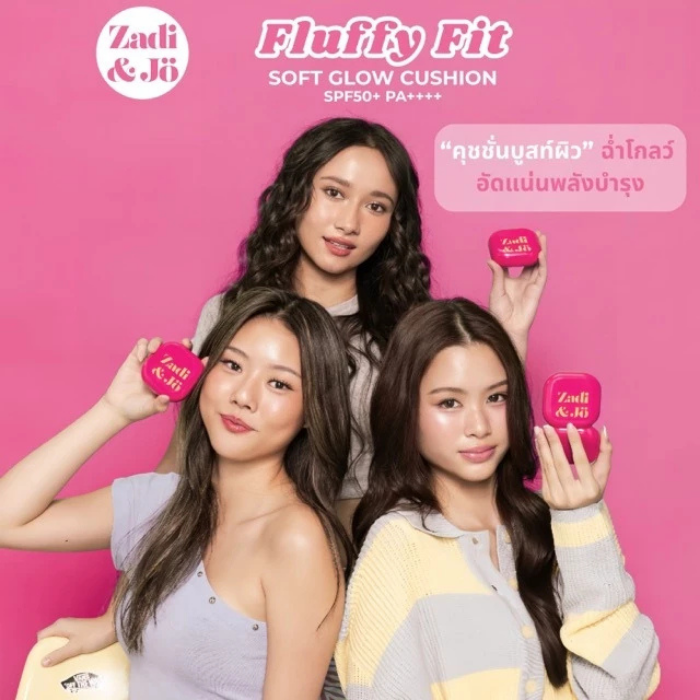 คุชชั่นบูสท์ผิวฉ่ำโกลว์ Zadi & Jo Fluffy Fit Soft & Glow Cushion SPF50+ PA++++